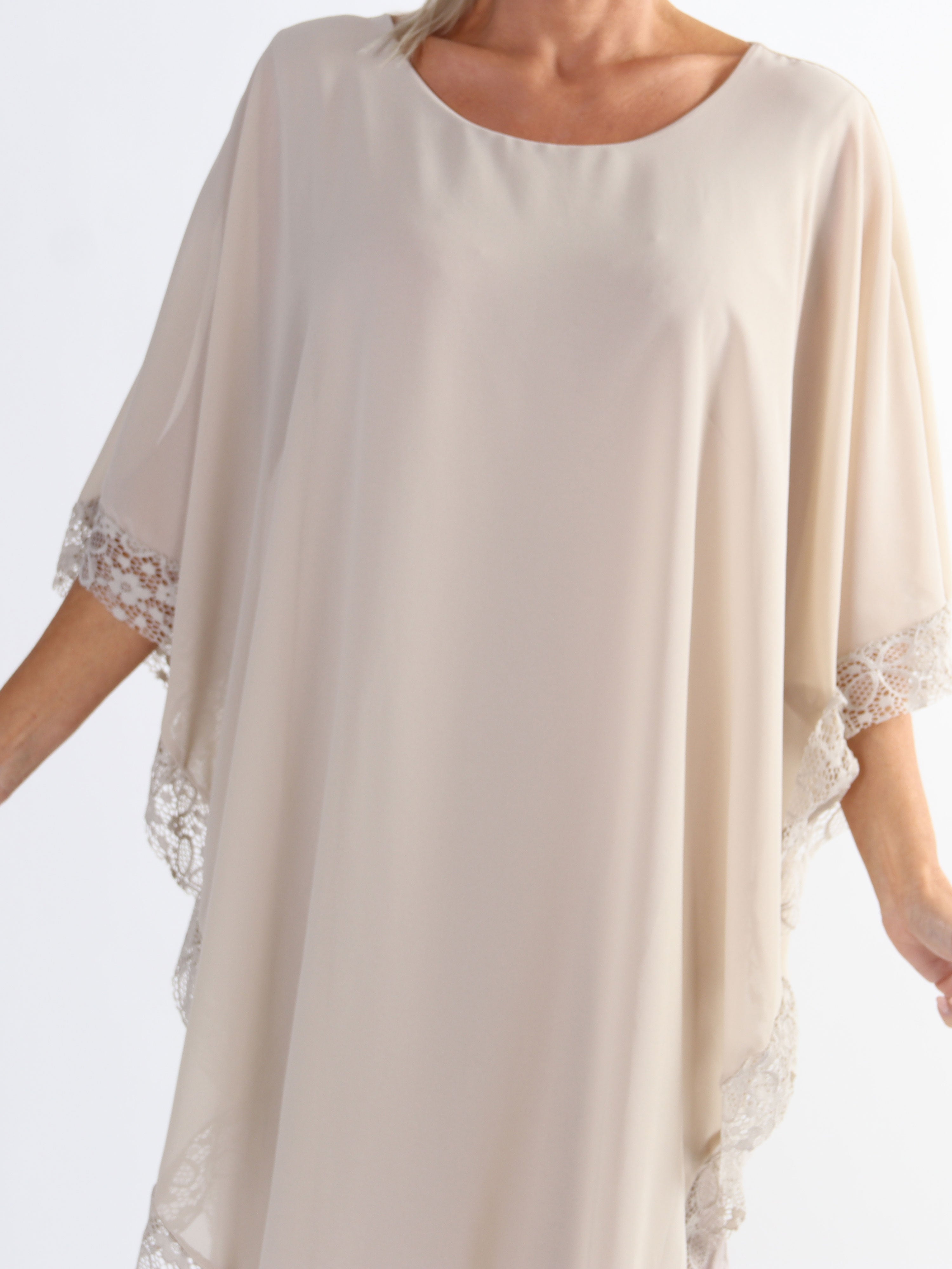 Kenya Edge - Plus size tunikaklänning med chiffonglager och spetskant